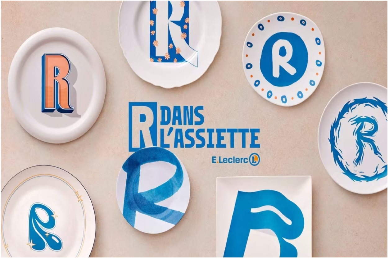 visuel avec plusieurs assiettes bleus et blanches avec un R dedans, au centre 