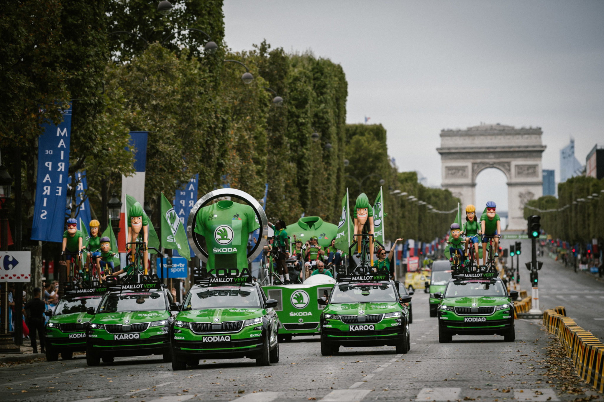 Caravanes publicitaires Skoda sur les Champs Elysées à Paris